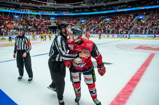Malmö Redhawks Emil Sylvegård leds bort av en av domarna