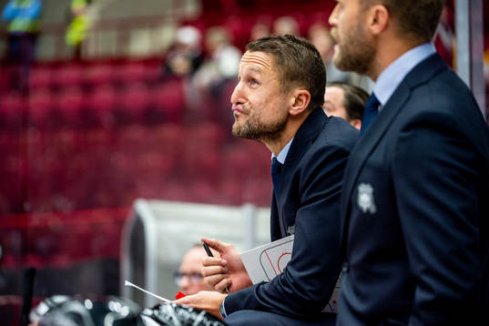 Malmö Redhawks tränare Tomas Kollar deppar