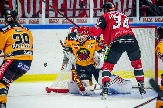 Malmö Redhawks Carl Söderberg mot Luleås målvakt Joel