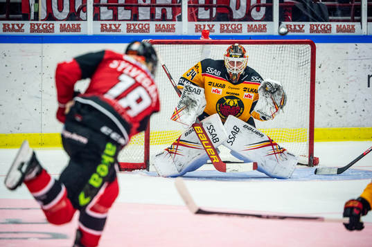 Malmö Redhawks Marcus Sylvegård mot Luleås målvakt Joel