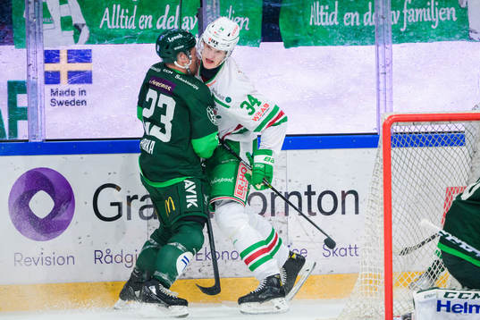 Färjestads Ville Pokka och Rögles Adam Edström