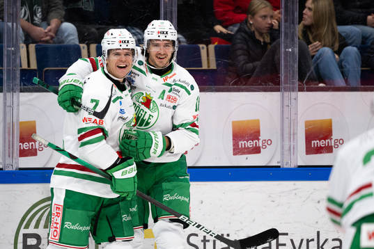 Rögles Erlend Lesund och Dennis Everberg jublar