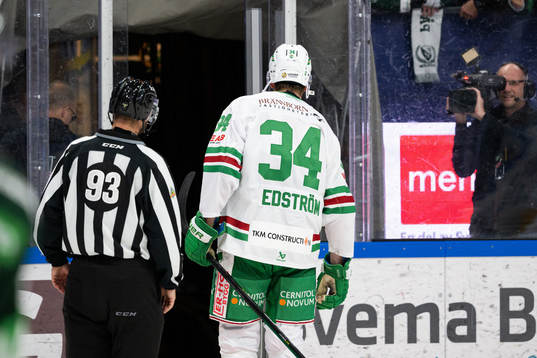 Rögles Adam Edström lämnar isen