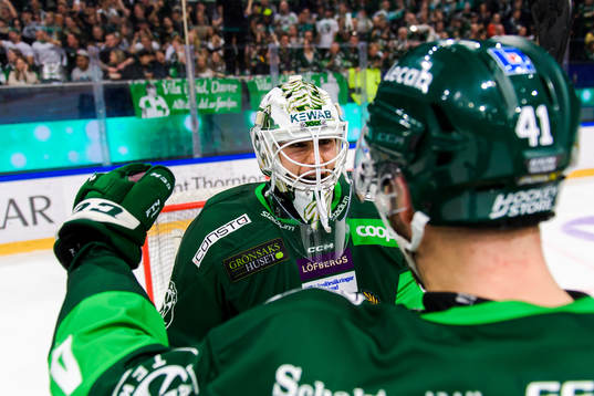 Färjestads målvakt Matthew Tomkins jublar