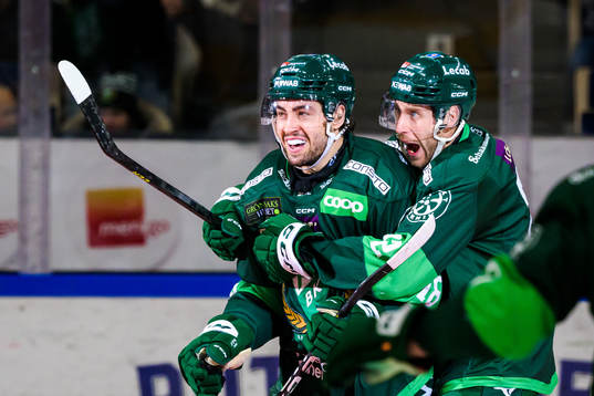 Färjestads Remi Elie och Per Åslund jublar