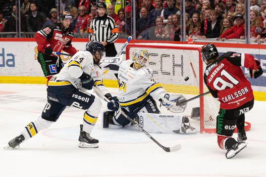 Örebros Leo Carlsson gör 1-0 bakom HV71s målvakt Joni