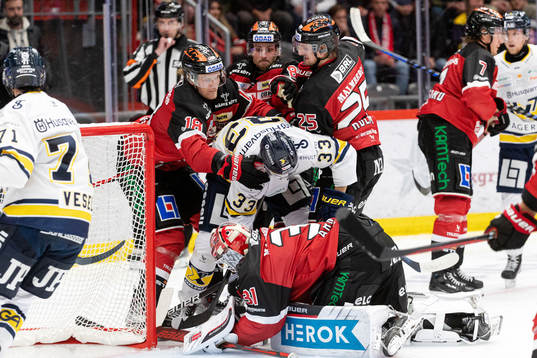 HV71s Måns Lindbäck oroar framför Örebros Rodrigo