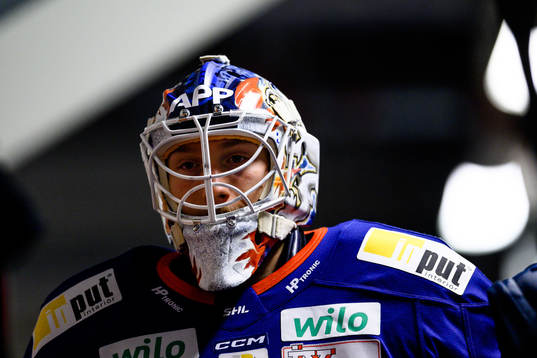 Växjös målvakt Emil Larmi före värmningen