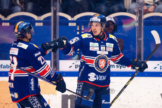 Växjös Brian Cooper och Miika Koivisto jublar
