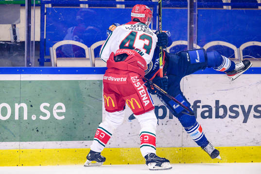 Frölundas Tom Nilsson tacklar Växjös Ludvig Nilsson
