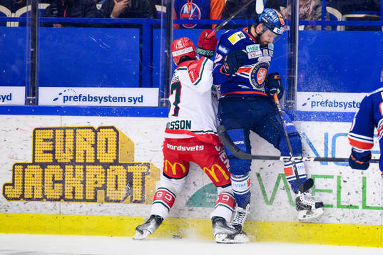 Frölundas Jacob Nilsson tacklar Växjös Lukas Bengtsson