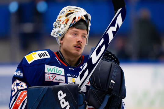 Växjös målvakt Emil Larmi jublar