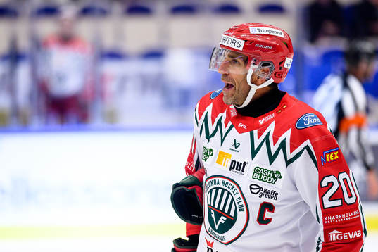 Frölundas Joel Lundqvist reagerar på ett domslut