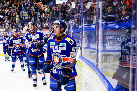 Växjös Jayden Halbgewachs jublar framför fansen