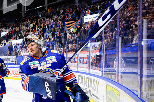 Växjös målvakt Emil Larmi jublar framför fansen