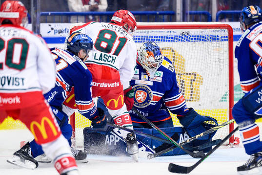 Frölundas Ryan Lasch och Växjös målvakt Emil Larmi