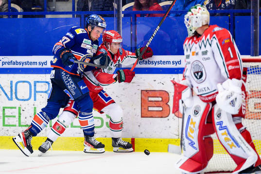 Växjös Glenn Gustafsson tacklar Frölundas Filip Hasa