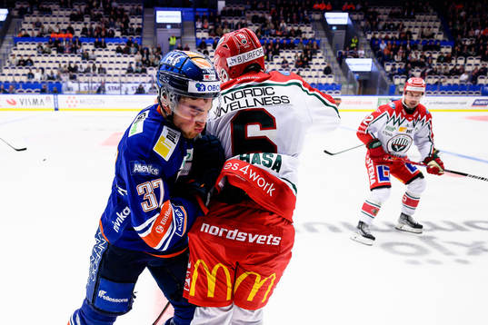 Växjös Glenn Gustafsson tacklar Frölundas Filip Hasa