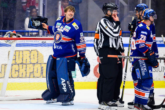 Växjös målvakt Emil Larmi har tappat sin mask