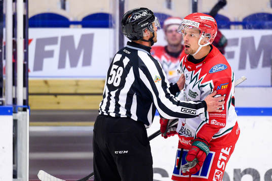 Frölundas Nicklas Lasu reagerar på ett domslut