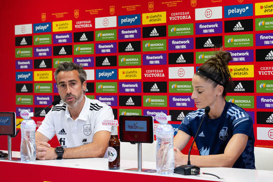 Coach Jorge Vilda and Esther González of the Spanish