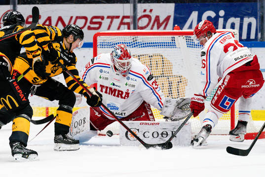 Skellefteås Pär Lindholm och Timrås målvakt David