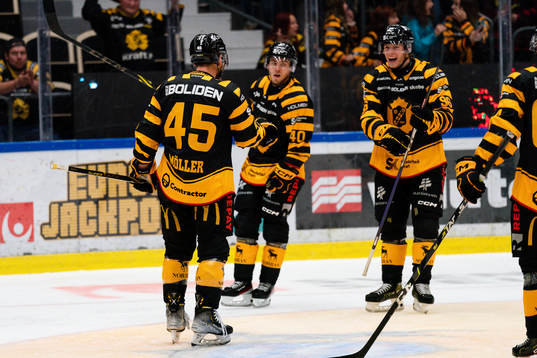 Skellefteås Oscar Möller och Rickard Hugg jublar