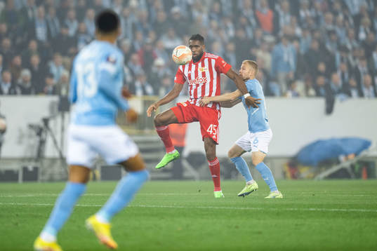 Jordan Siebatcheu of Union Berlin and Oscar Lewicki of