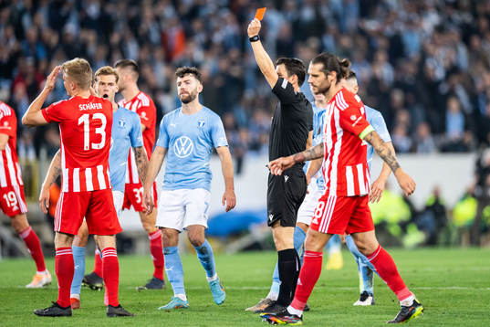 Andras Schäfer of Union Berlin receives a red card from