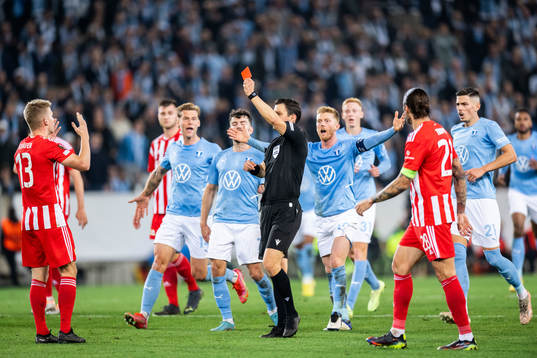 Andras Schäfer of Union Berlin receives a red card from