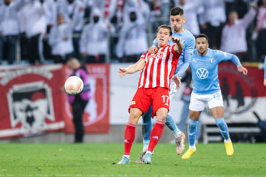 Dennis Hadzikadunic of Malmö FF and Kevin Behrens of Union