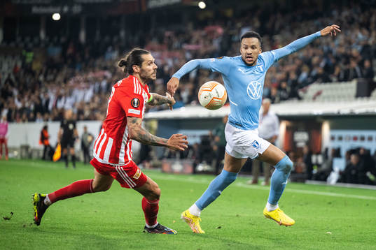 Christopher Trimmel of Union Berlin and Martin Olsson of