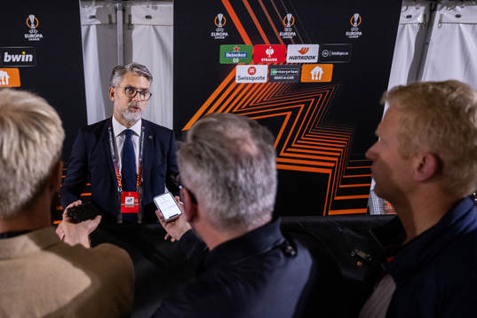Malmö FFs VD Niclas Carlnén pratar med journalister