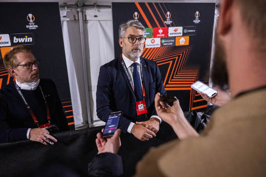 Malmö FFs VD Niclas Carlnén med pressansvarig Peter