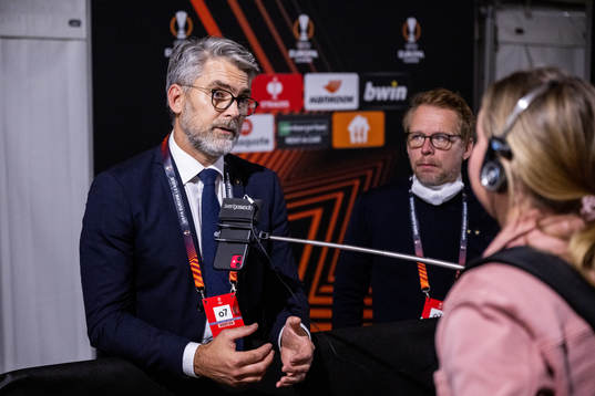 Malmö FFs VD Niclas Carlnén med pressansvarig Peter
