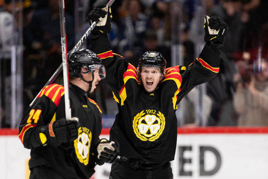 Brynäs Hannes Björninen och Johannes Kinnvall jublar