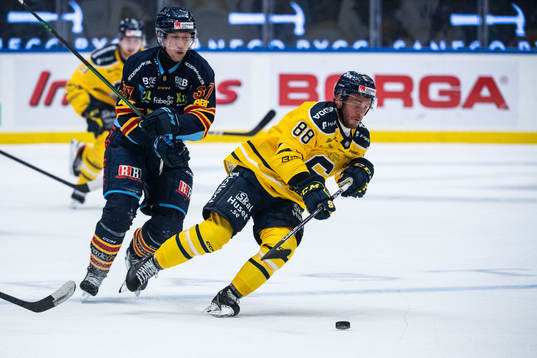 Djurgårdens John Norman och Södertäljes Anthony Luciani