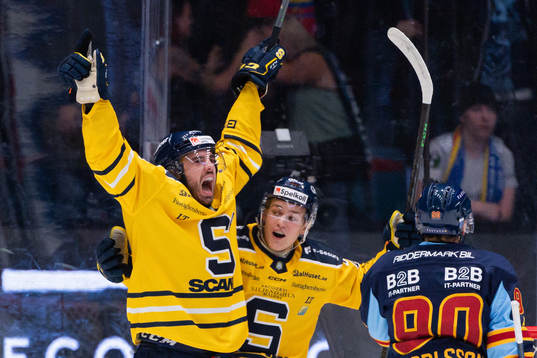 Södertäljes Jacob Dahlström och Olle Hilmersson jublar
