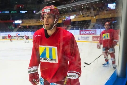 Modos Josef Ingman innan ishockeymatchen i