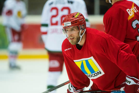 Modos Josef Ingman innan ishockeymatchen i