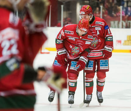Modos Josef Ingman skadade sig och Erik Karlsson hjälper