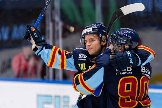 Djurgårdens Tim Söderlund och Kevin Karlsson jublar
