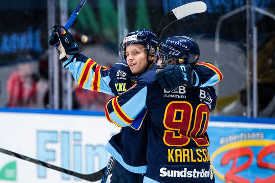 Djurgårdens Tim Söderlund och Kevin Karlsson jublar