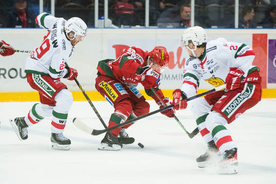 Moras Johan Persson och Simon Lindblom kämpar mot Modos
