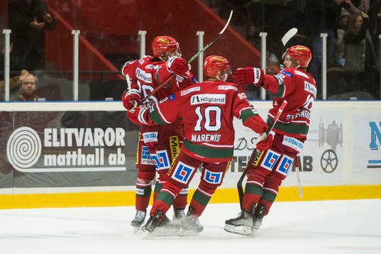 Modos Rihards Marenis Filip Svenningsson jublar då Emil