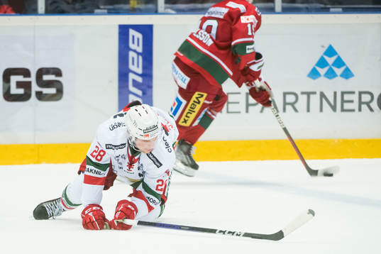 Moras Jonathan Myrenberg faller i kamp mot Modos Filip