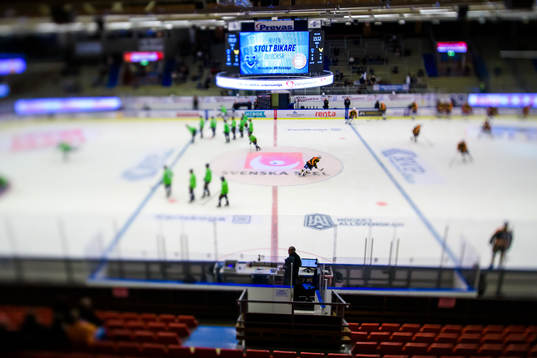Karlskogas och Västerås spelare värmer upp