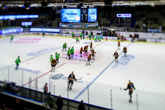 Karlskogas och Västerås spelare värmer upp