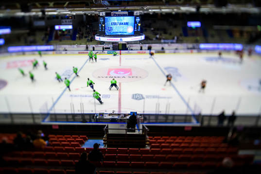 Karlskogas och Västerås spelare värmer upp