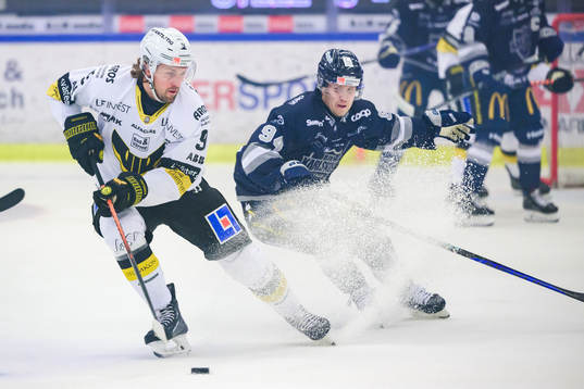 Västeråss Mikael Frycklund och Karlskogas Henrik Larsson
